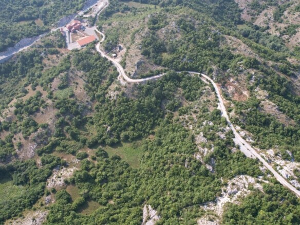 Plac od 28.500 m² kod Cetinja — fotografija 4