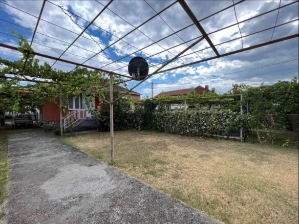 Kuća sa dvorištem u Maslinama, Podgorica — fotografija 2