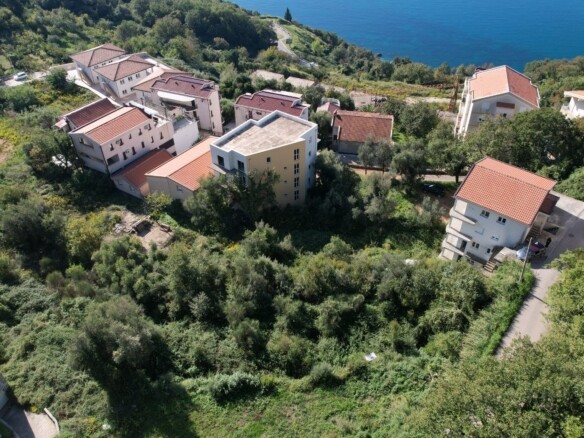 Plac sa pogledom na more u Prijevoru, Budva — fotografija 4