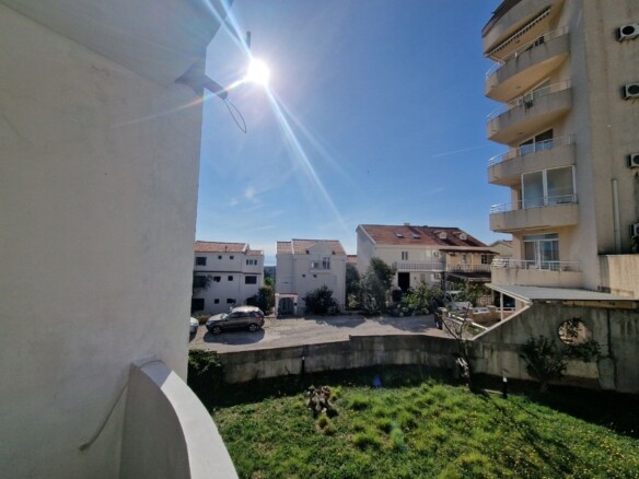 Namješten dvosoban stan u Bečićima, Budva — fotografija 5