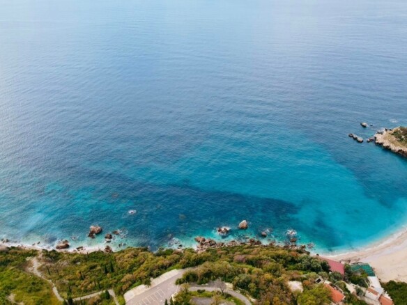Urbanizovan plac sa pogledom na more, Reževići, Budva — fotografija 2