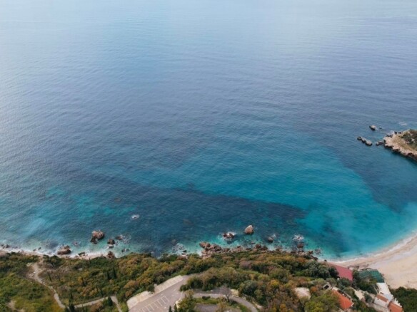 Urbanizovan plac sa pogledom na more, Reževići, Budva — fotografija 5