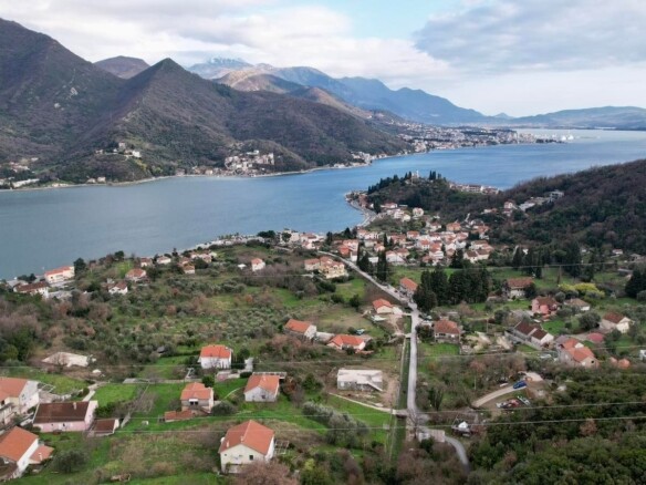 Urbanizovan plac sa pogledom na more, Kamenari, Herceg Novi — fotografija 10