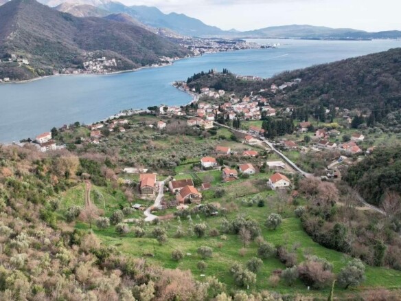Plac sa pogledom na more u Kamenarima, Herceg Novi — fotografija 4
