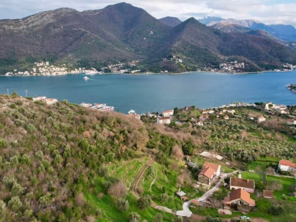 Plac sa pogledom na more u Kamenarima, Herceg Novi — fotografija 5