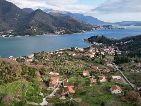 Plac sa pogledom na more u Kamenarima, Herceg Novi — fotografija 6