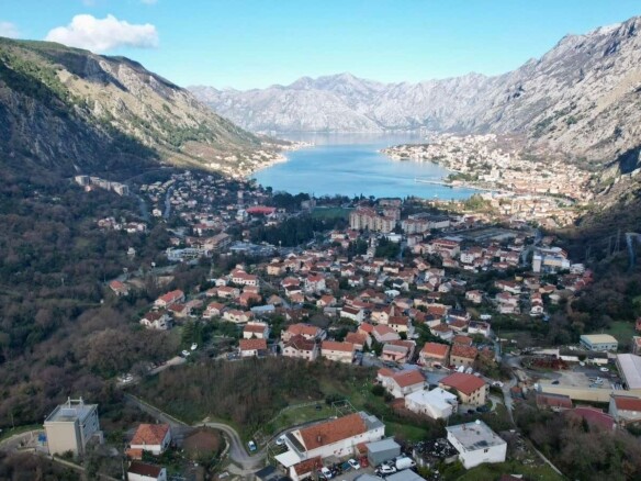 Urbanizovan plac sa pogledom na more, Škaljari, Kotor — fotografija 2