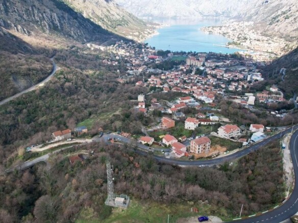 Urbanizovan plac sa pogledom na more, Škaljari, Kotor — fotografija 3