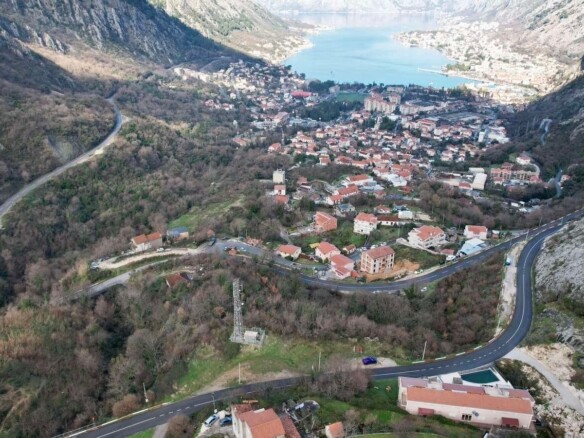 Urbanizovan plac sa pogledom na more, Škaljari, Kotor — fotografija 4