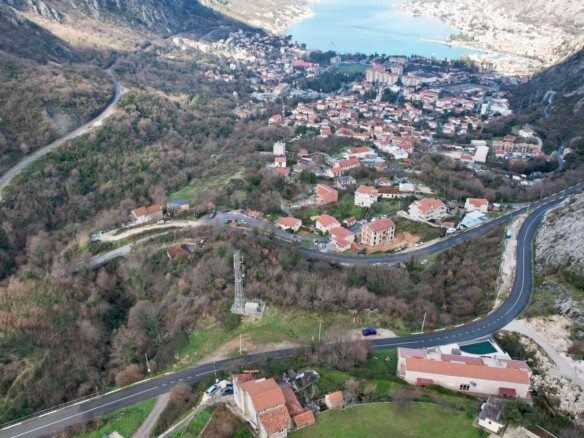 Urbanizovan plac sa pogledom na more, Škaljari, Kotor — fotografija 5