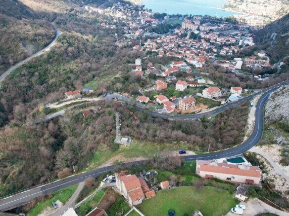 Urbanizovan plac sa pogledom na more, Škaljari, Kotor — fotografija 6