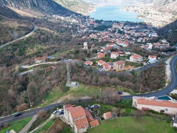Urbanizovan plac sa pogledom na more, Škaljari, Kotor — fotografija 7