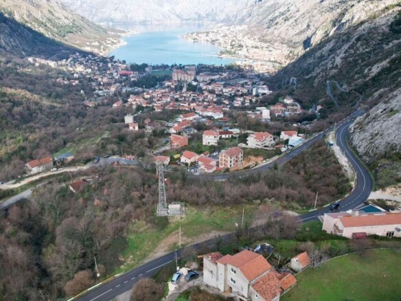 Urbanizovan plac sa pogledom na more, Škaljari, Kotor — fotografija 8