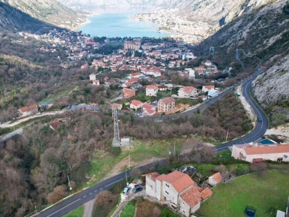 Urbanizovan plac sa pogledom na more, Škaljari, Kotor — fotografija 9