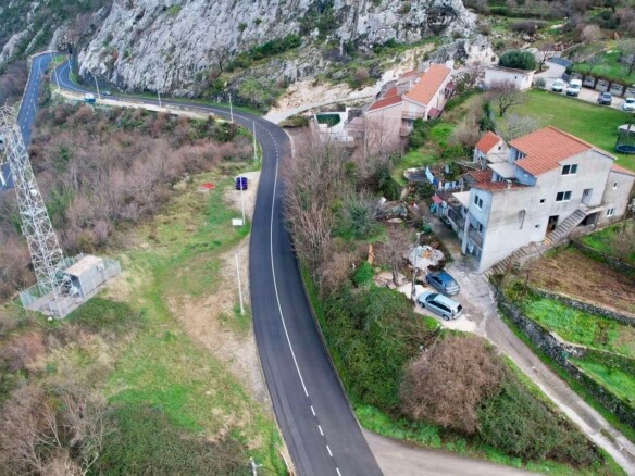 Urbanizovan plac sa pogledom na more, Škaljari, Kotor — fotografija 10