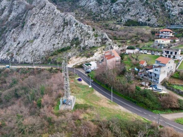 Urbanizovan plac sa pogledom na more, Škaljari, Kotor — fotografija 12