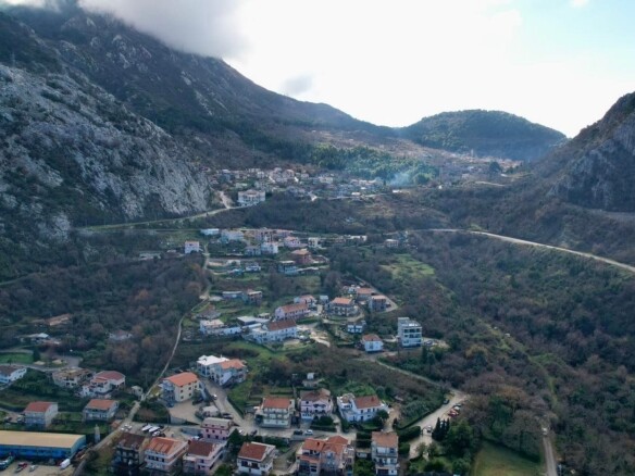 Urbanizovan plac sa pogledom na more, Škaljari, Kotor — fotografija 14