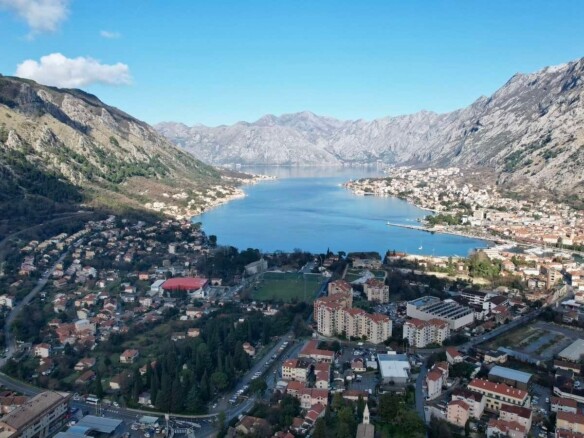 Urbanizovan plac sa pogledom na more, Škaljari, Kotor — fotografija 15