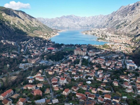Urbanizovan plac sa pogledom na more, Škaljari, Kotor — fotografija 16