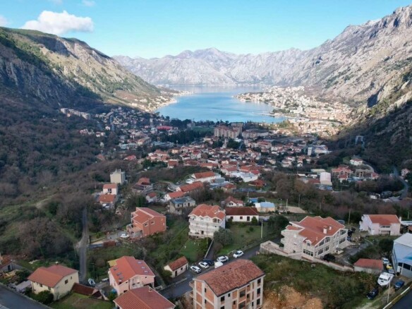 Urbanizovan plac sa pogledom na more, Škaljari, Kotor — fotografija 17