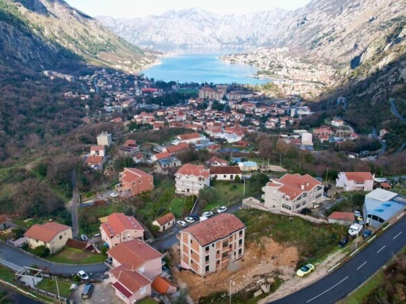 Urbanizovan plac sa pogledom na more, Škaljari, Kotor — fotografija 18
