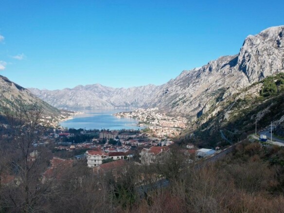 Urbanizovan plac sa pogledom na more, Škaljari, Kotor — fotografija 19