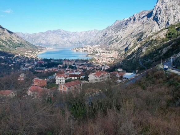 Urbanizovan plac sa pogledom na more, Škaljari, Kotor — fotografija 20