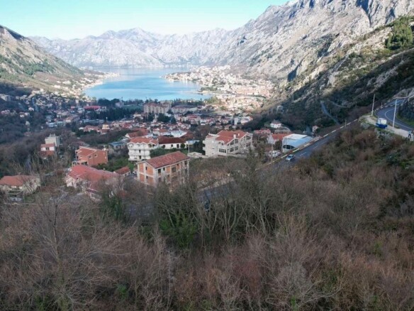 Urbanizovan plac sa pogledom na more, Škaljari, Kotor — fotografija 21