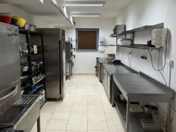 Opremljen restoran sa terasama u Rozinu, Budva — fotografija 8