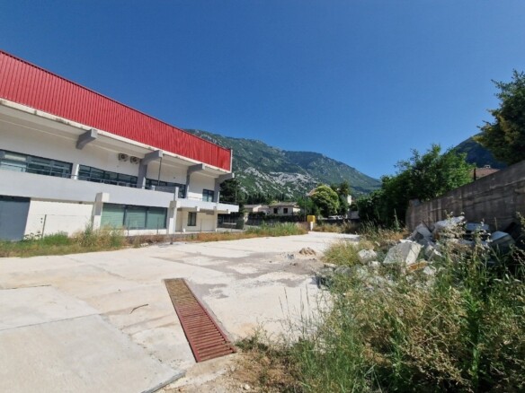 Plac sa poslovnom halom u Kotoru — fotografija 2