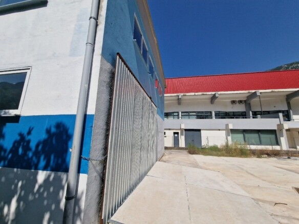 Plac sa poslovnom halom u Kotoru — fotografija 3