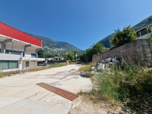 Plac sa poslovnom halom u Kotoru — fotografija 7