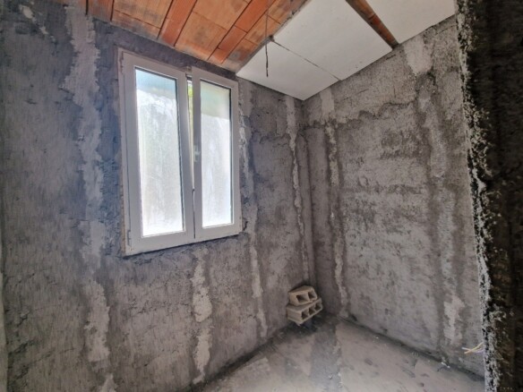 Plac sa poslovnom halom u Kotoru — fotografija 12