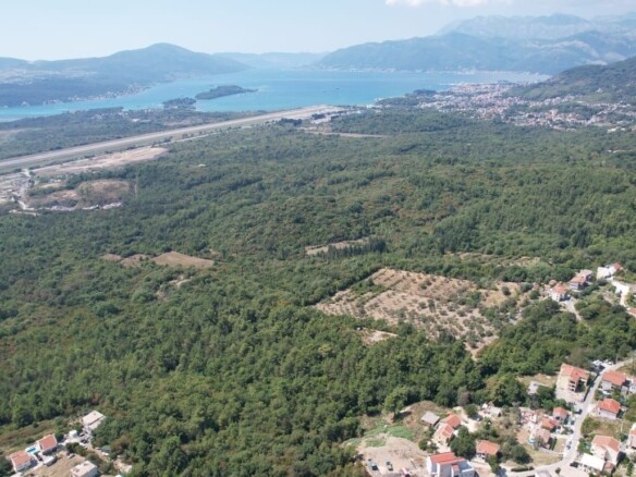 Urbanizovan plac s pogledom na more, Kavač, Kotor — fotografija 2