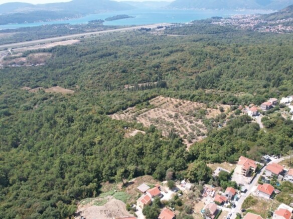 Urbanizovan plac s pogledom na more, Kavač, Kotor — fotografija 3