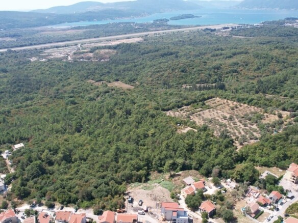 Urbanizovan plac s pogledom na more, Kavač, Kotor — fotografija 4