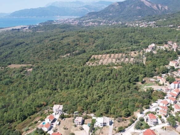 Urbanizovan plac s pogledom na more, Kavač, Kotor — fotografija 5