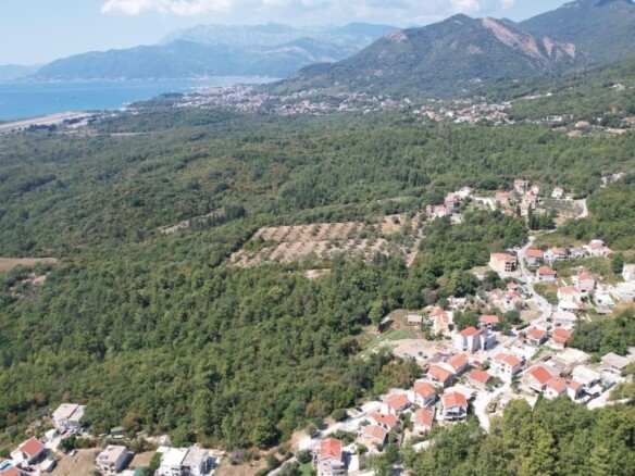 Urbanizovan plac s pogledom na more, Kavač, Kotor — fotografija 8