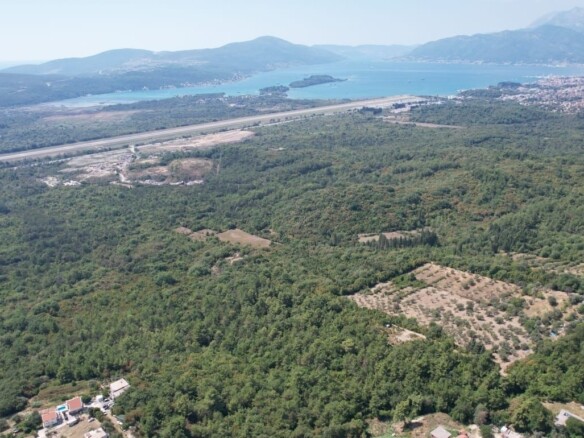 Urbanizovan plac s pogledom na more, Kavač, Kotor — fotografija 10
