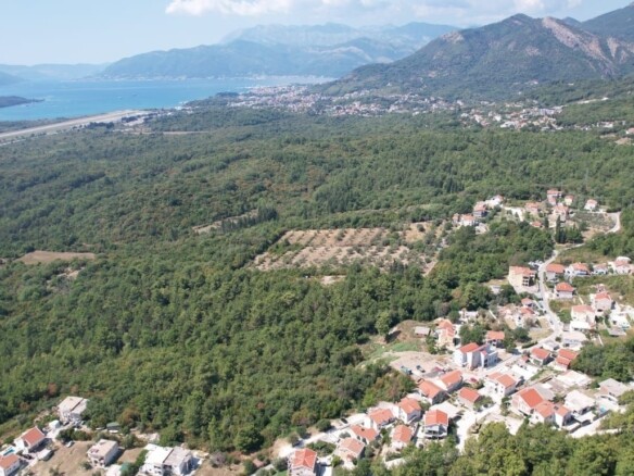 Urbanizovan plac s pogledom na more, Kavač, Kotor — fotografija 11