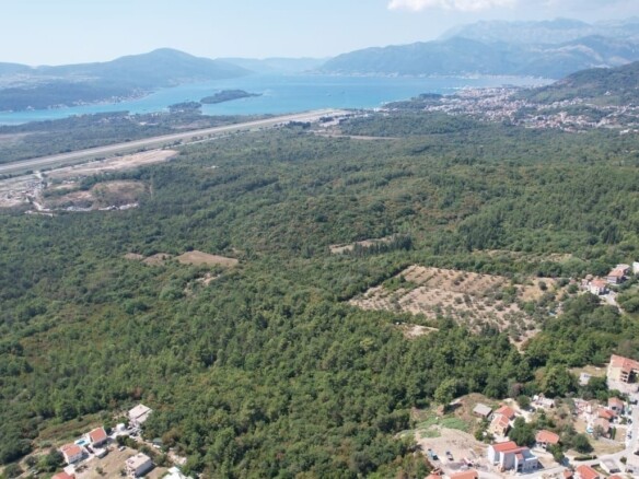 Urbanizovan plac s pogledom na more, Kavač, Kotor — fotografija 12