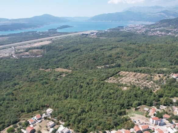 Urbanizovan plac s pogledom na more, Kavač, Kotor — fotografija 13
