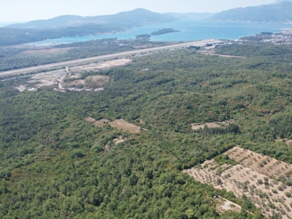 Urbanizovan plac s pogledom na more, Kavač, Kotor — fotografija 17