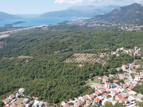 Urbanizovan plac s pogledom na more, Kavač, Kotor — fotografija 18