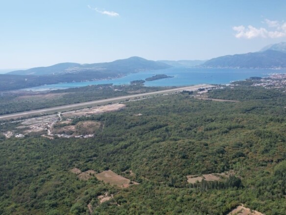 Urbanizovan plac s pogledom na more, Kavač, Kotor — fotografija 19
