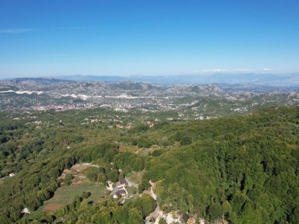 Plac u naselju Bajice, Cetinje — fotografija 2