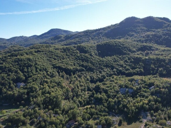 Plac u naselju Bajice, Cetinje — fotografija 4