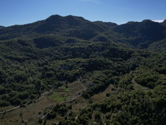 Plac u naselju Bajice, Cetinje — fotografija 5