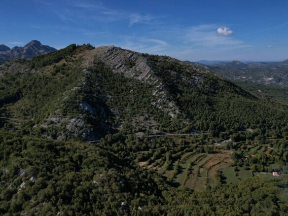 Plac u naselju Bajice, Cetinje — fotografija 9