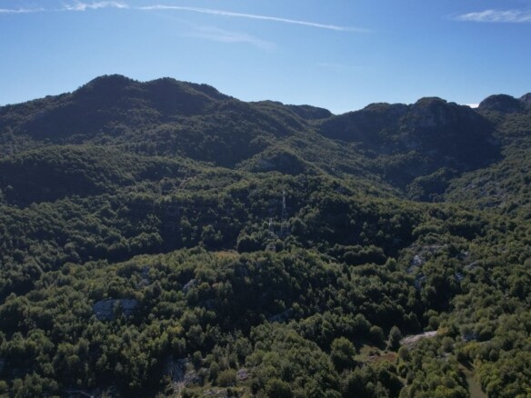Plac u naselju Bajice, Cetinje — fotografija 13